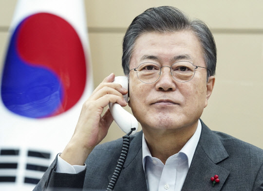 문재인 대통령이 22일 청와대에서 카를로스 알바라도 코스타리카 대통령과 통화하는 모습. 청와대 제공.